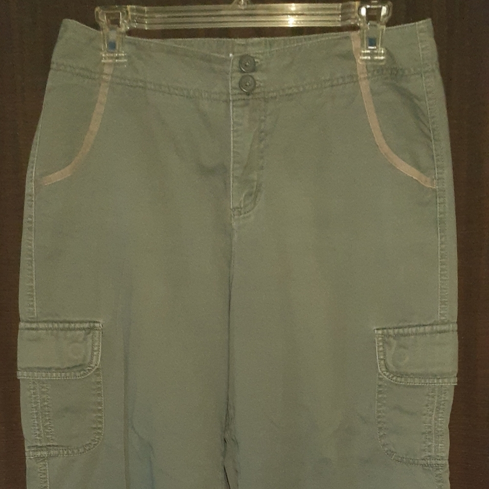 Lee just below the waist capris